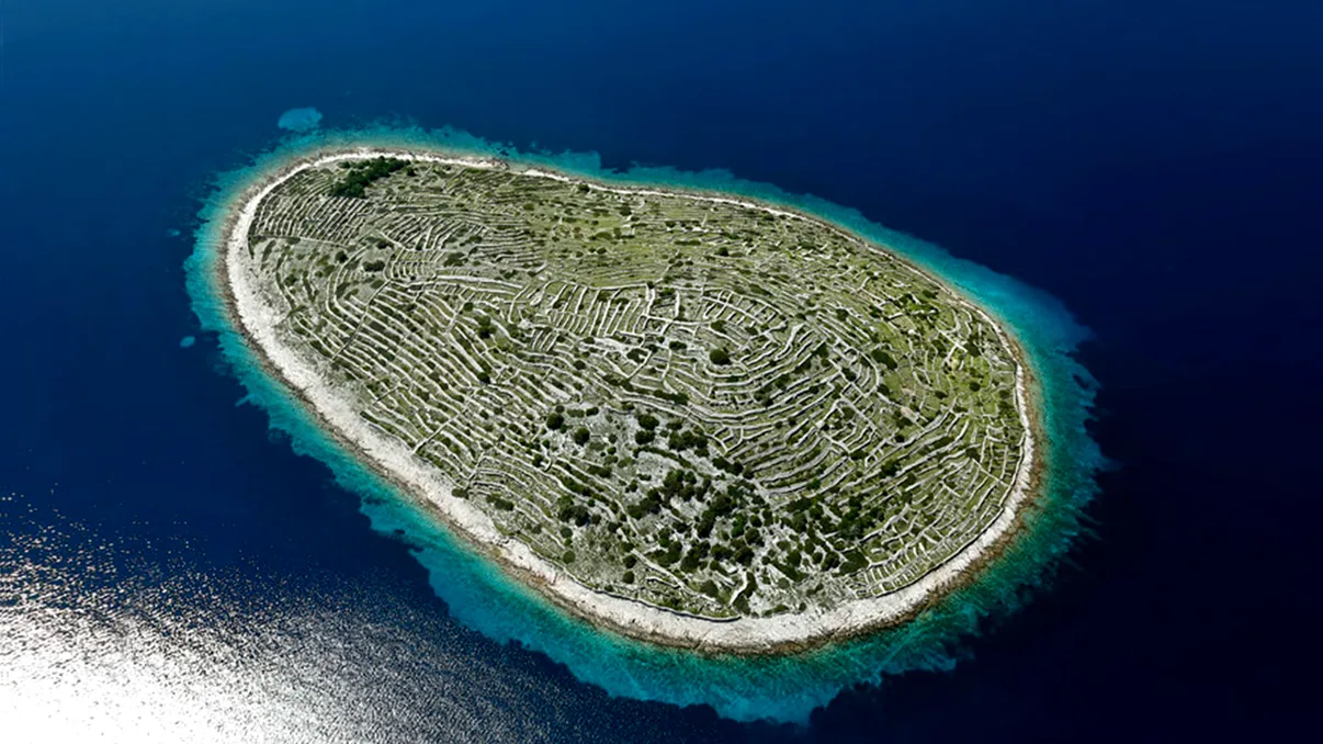 Singurul loc de pe Pământ care seamănă cu o amprentă umană. Ce secret ascunde această insulă inedită VIDEO