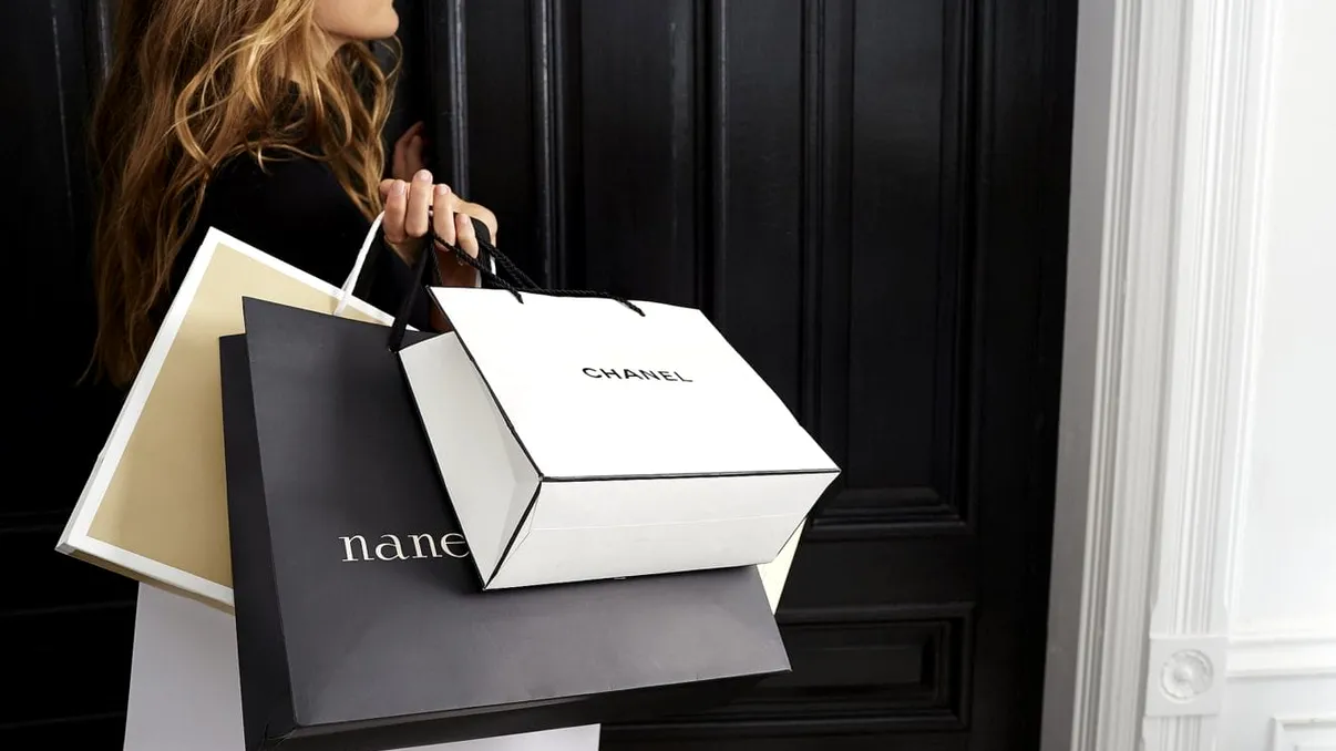 Pe ce mai sparg oamenii banii, în pandemie: produse de lux, dar la mâna a doua