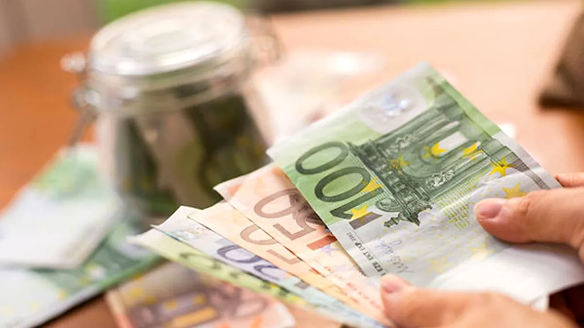 Mărcile nu au dispărut: deși euro a fost lansat de două decenii, europenii au saltelele doldora cu mărci