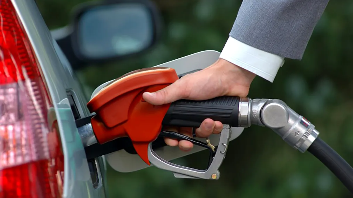 Se întâmplă la pompă și afectează toți șoferii: lovitura vine de la Guvern și afectează benzina și motorina