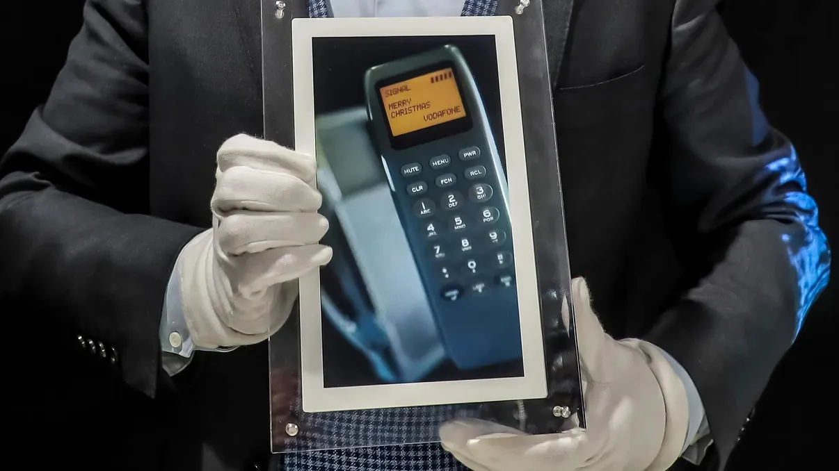 Primul SMS trimis vreodată a fost vândut ca NFT: suma imensă care a fost plătită