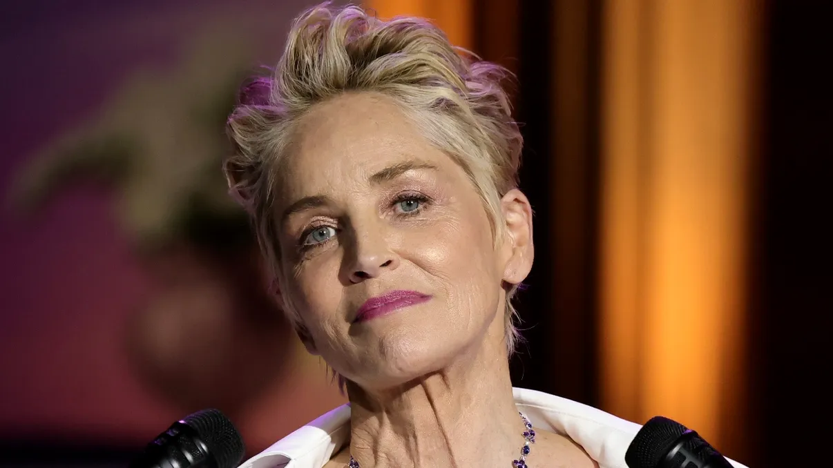 Sharon Stone se alătură serialului „The Flight Attendant”: ce rol va juca celebra actriță