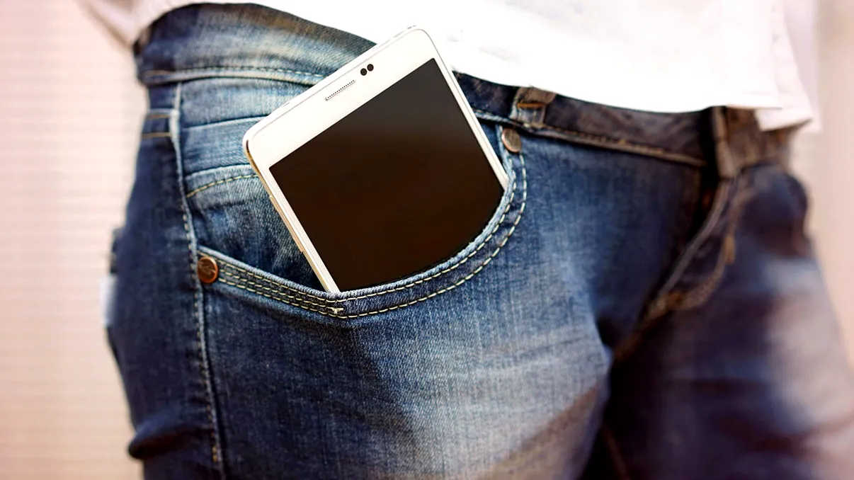 De ce să nu-ți ții telefonul în buzunar, niciodată. Avertismentul ciudat al unui mare producător