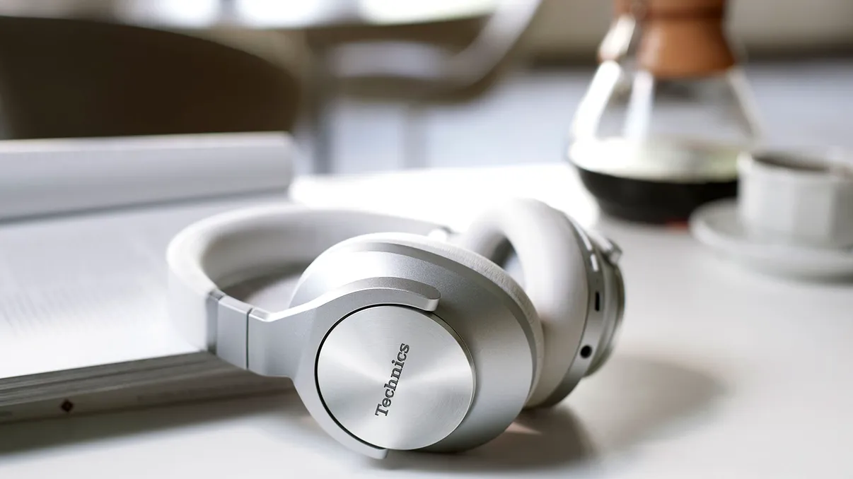 Ar putea fi o premieră: aceste căști au o autonomie de 50 de ore