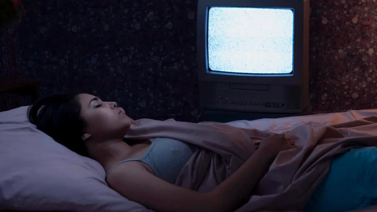 De ce nu e bine, de fapt, să adormi în fața televizorului. Ce pățești în timp, dacă nu renunți la obicei