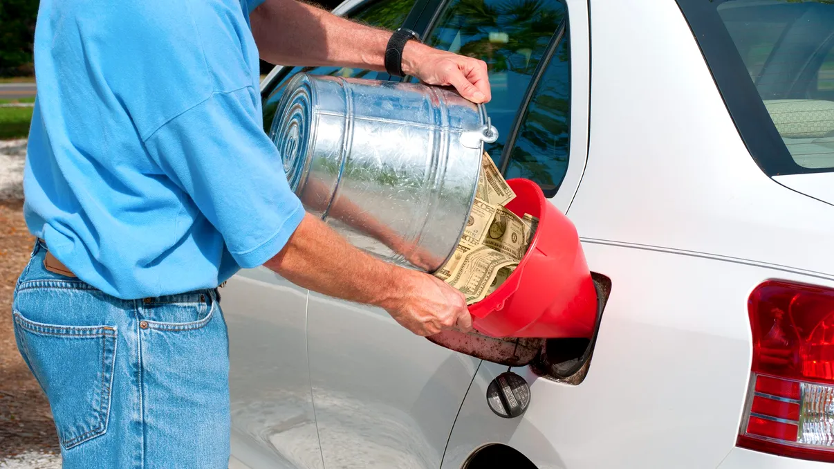 Toți șoferii de mașini pe benzină și motorină, loviți din plin: scumpirea la care nu se mai aștepta nimeni