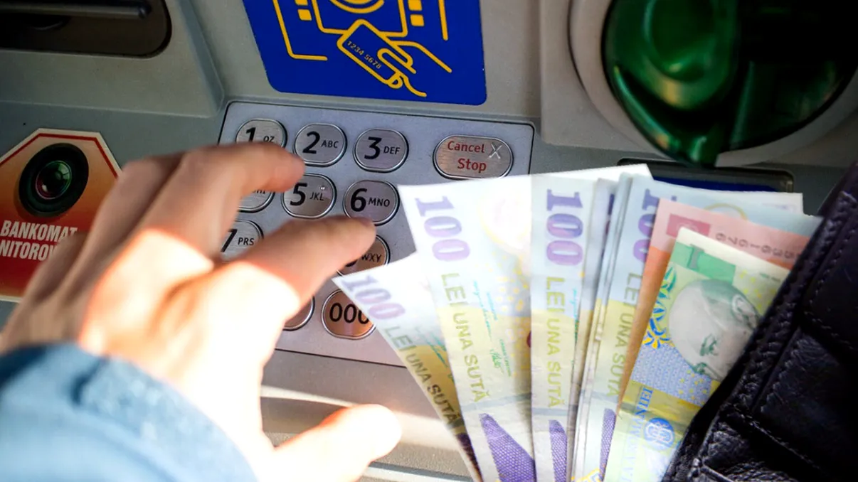 Dispar banii instant de pe card, să nu faci niciodată asta la bancomat. Greșelile majore care te pot costa o avere