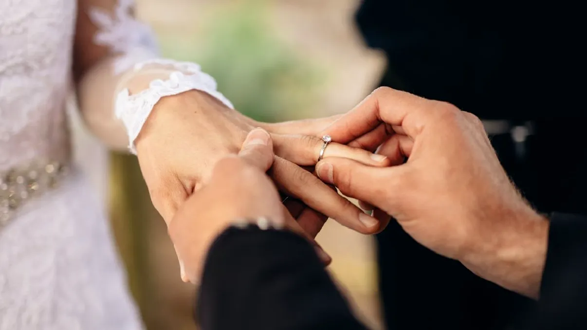 De ce nu se mai căsătoresc tinerii: cum văd românii familia și căsnicia