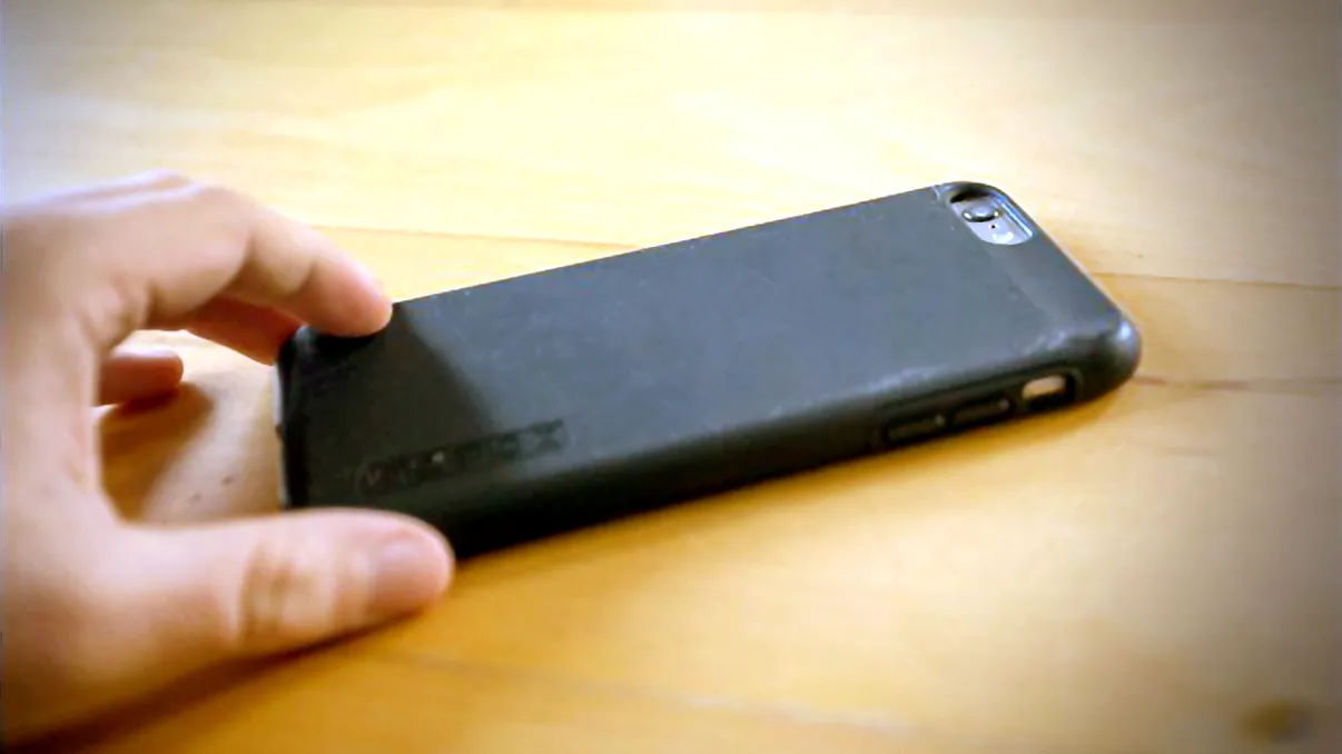 De ce să ții telefonul cu fața în jos pe masă. Trucul care ”te salvează” fără să știi, explicația simplă