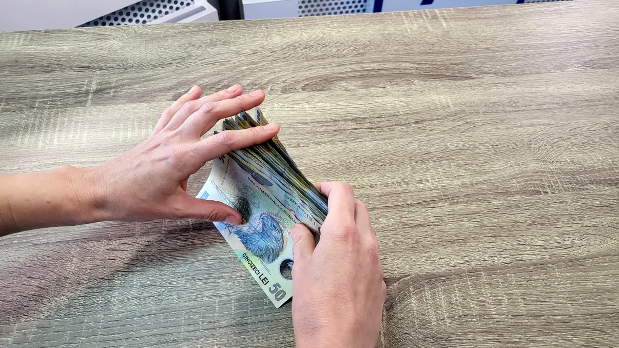 Cine își numără teancurile de bani, în plină criză: asta înseamnă să miroși oportunitatea