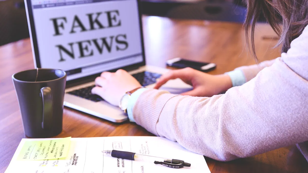 Guvernul României, îngrijorat din cauza fenomenului de fake news, în contextul războiului din Ucraina: ce soluții se discută