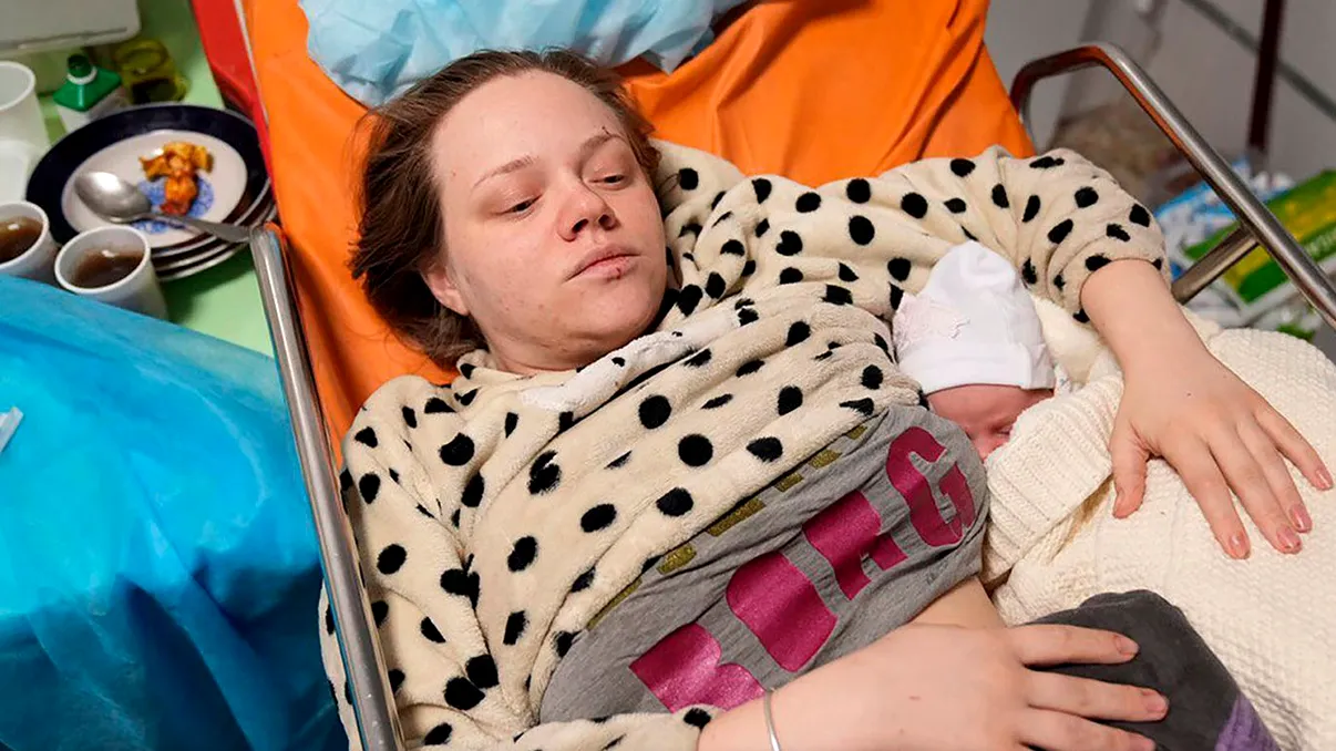 Femeia rănită în atacurile de la maternitatea din Mariupol a născut un copil sănătos: aparatul de propagandă al Rusiei începe să-și piardă din credibilitate
