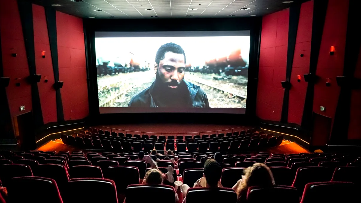Din ce trăiesc producătorii de film: banii nu vin din sălile de cinema
