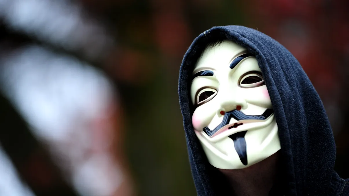 Hackerii de la Anonymous le-au transmis un mesaj românilor: ce au zis despre refugiați