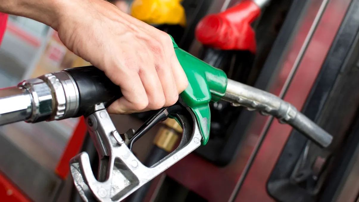 Vestea proastă a dimineții pentru toți cei cu mașini pe benzină și motorină. Ce au văzut acum la pompă toți șoferii