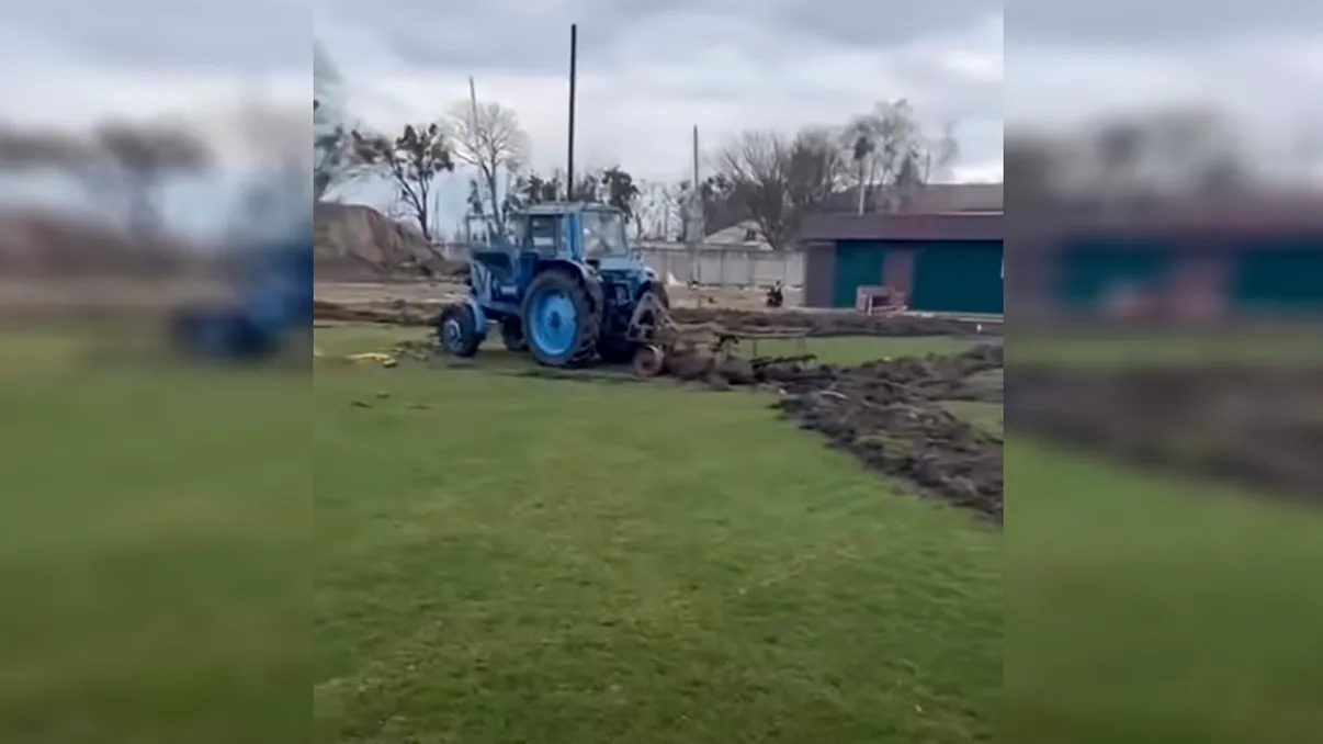 VIDEO Ce au scris soldații ruși pe un teren de fotbal din Ucraina. Imaginile, vizibile din satelit, au făcut înconjurul lumii, stârnind un val de revolte