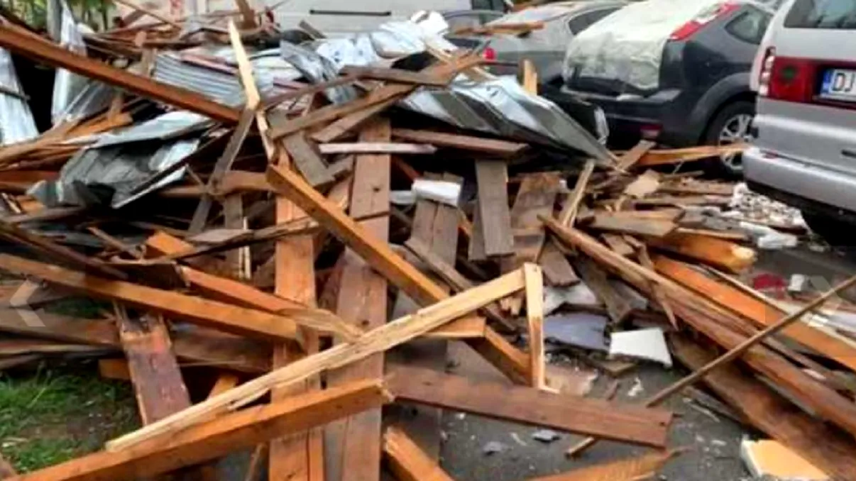 Furtuna a făcut prăpăd în Craiova. 21 de mașini au fost avariate. Zeci de copaci, smulși de vânt