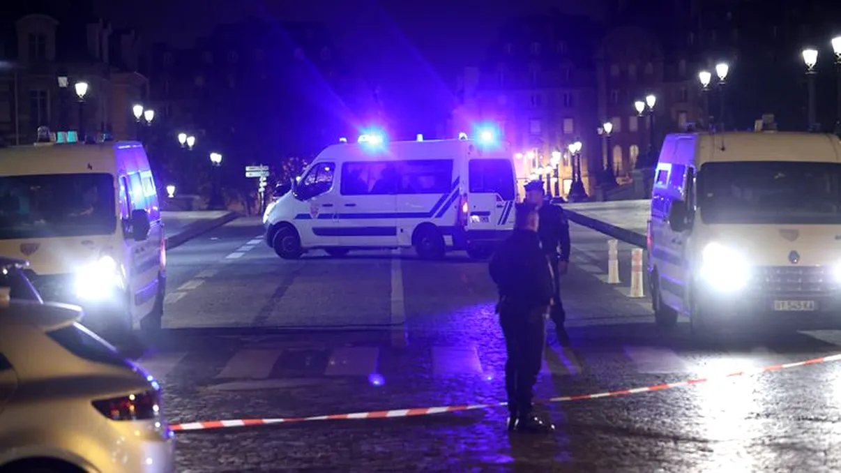 Incident în Paris. Poliția a tras asupra unei mașini. Doi oameni au murit și unul a fost rănit