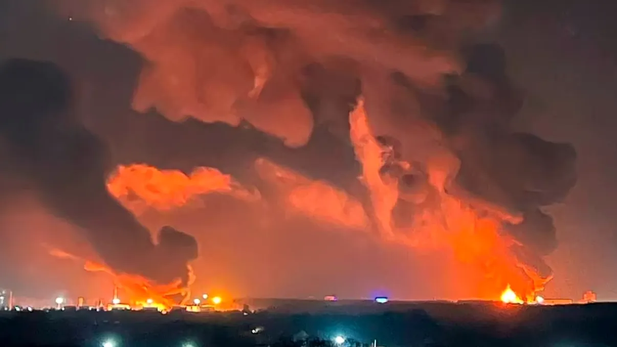 Rusia, zguduită de două incendii uriașe. Un depozit de petrol și o bază militară au luat foc