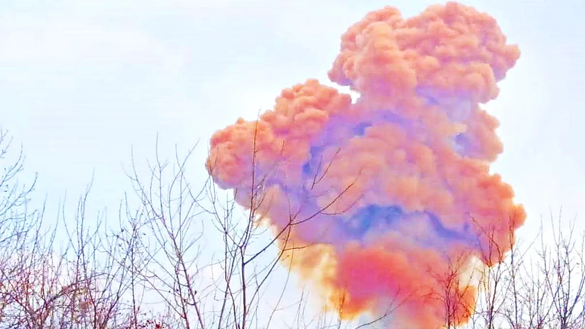 Rușii au lovit un rezervor de acid azotic în Lugansk. Oamenii sunt sfătuiți să se izoleze în case