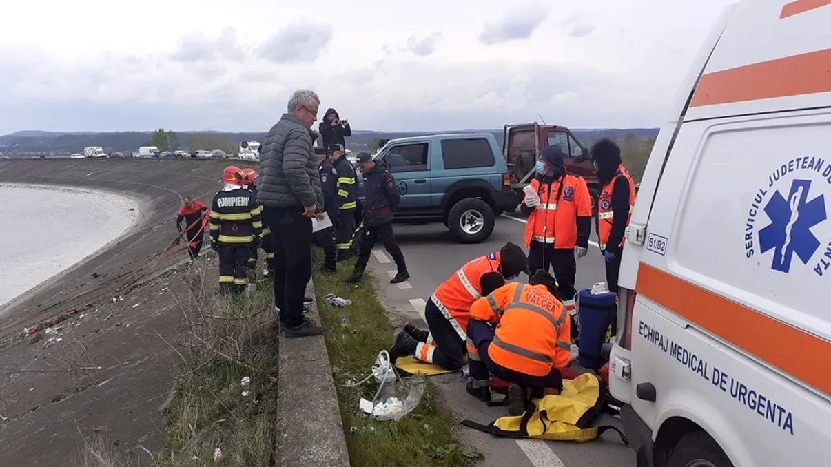 Tânăr din Vâlcea a murit după ce mașina în care se afla a plonjat într-un lac de acumulare. La volan se afla o șoferiță începătoare