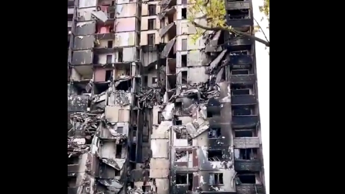 Un spital și două blocuri din Harkov, bombardate de armata rusă. Apartamentele au luat foc