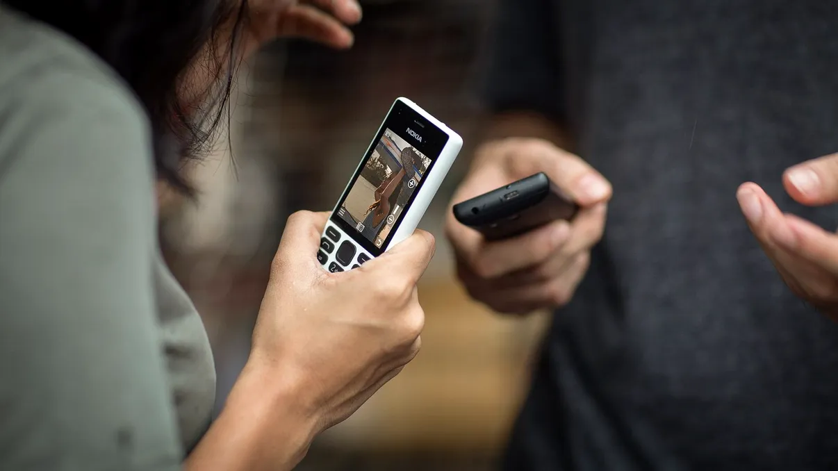 Oamenii lasă smartphone-urile, pentru telefoanele clasice: cum revine moda Nokia 3310