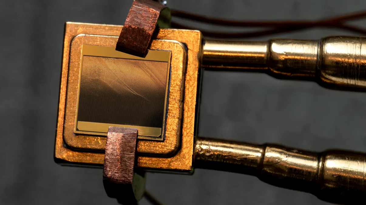 Celulele termofotovoltaice, noua modalitate eficientă de a obține energie electrică: descoperirea care s-ar putea să schimbe tot