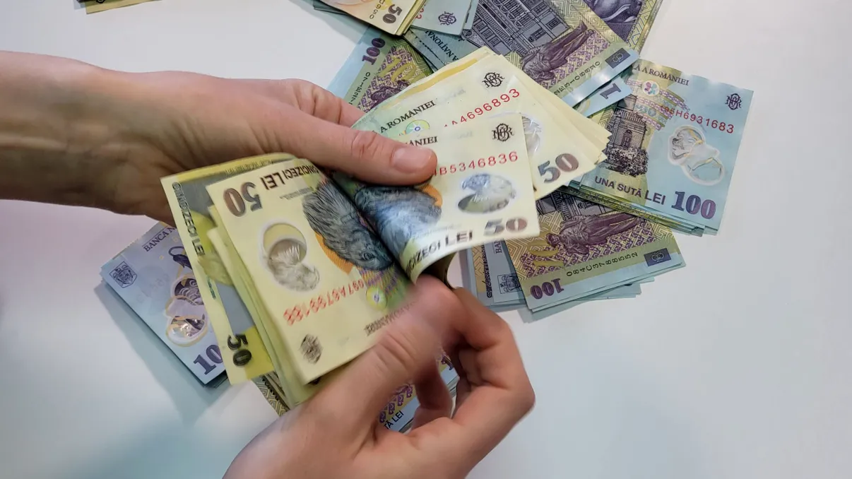 Pe ce mai dau românii banii, deși se vaită că nu-și mai permit nici mâncare: vânzările au explodat