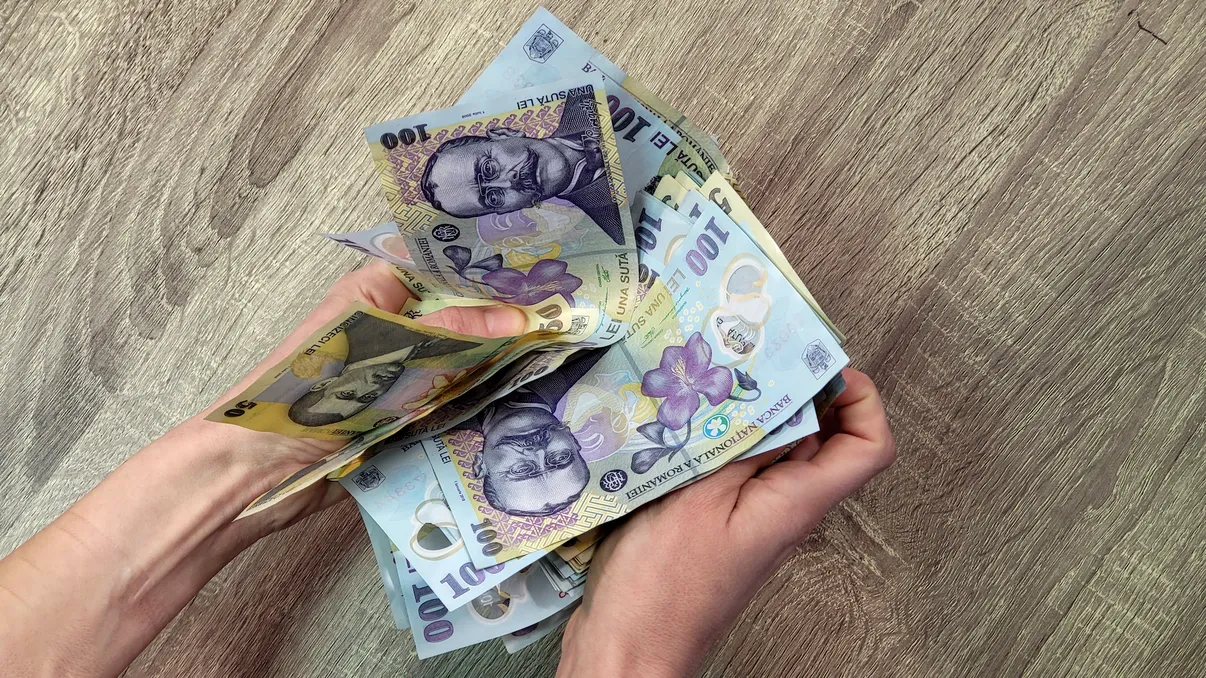 Salariul minim în România de 3000 de lei, de la 1 iunie, pentru milioane de români: cine sunt privilegiații