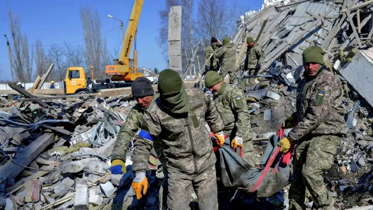 Bombardamente puternice în estul Ucrainei. Cel puţin 10 civili au fost ucişi