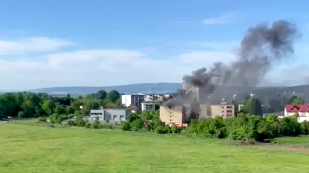 Incendiu violent în Brașov. Zeci de persoane sunt evacuate cu autoscara