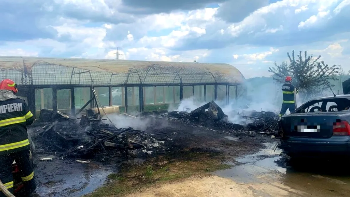 Mai multe mașini au ars ca o torță în Giurgiu. Pompierii intervin