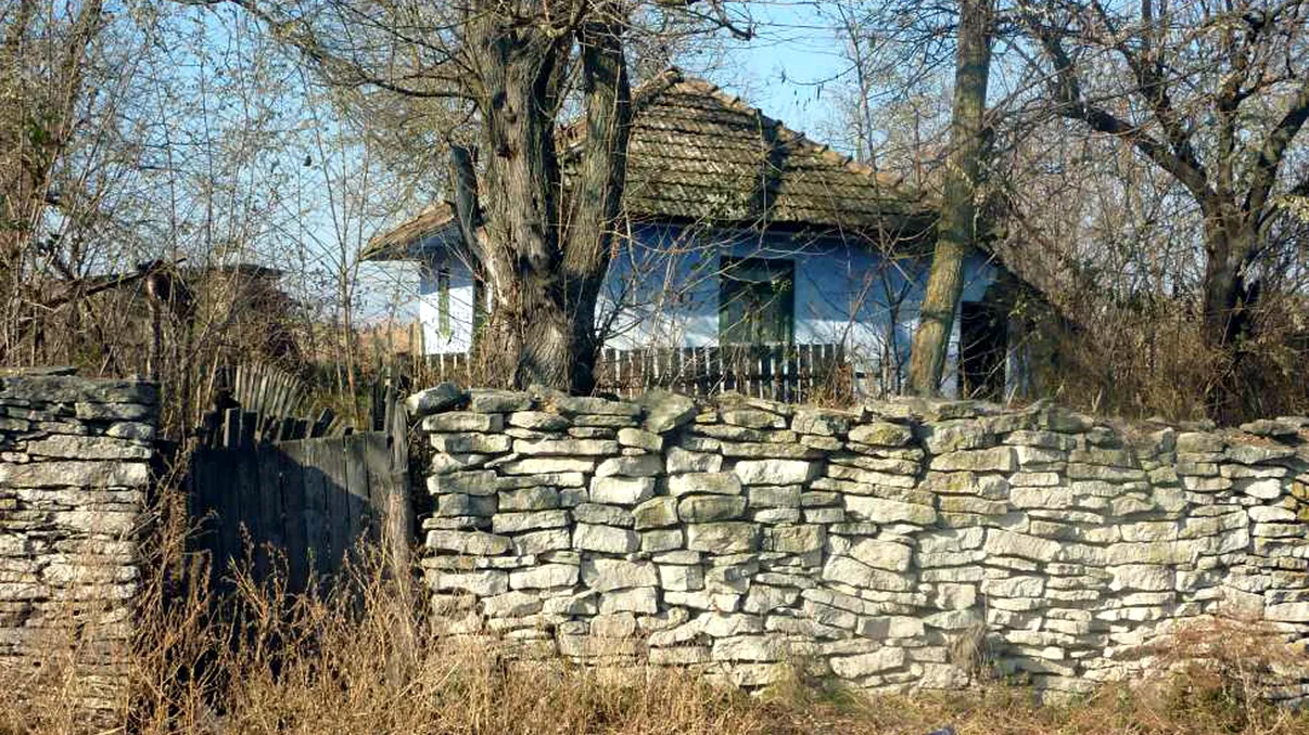 “Satul de piatră” de la capătul țării, un loc unic în România. Găzduiește o lume de legendă, fascinantă și misterioasă