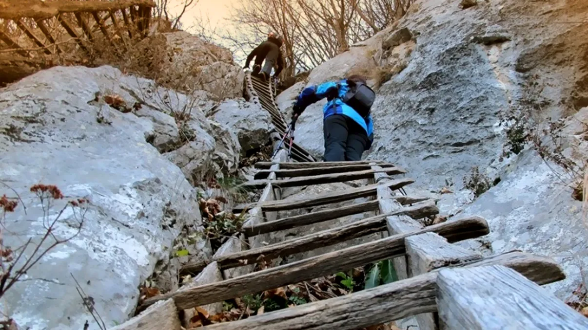 Satul unic in România, localnicii ajung la el doar cu scara - VIDEO