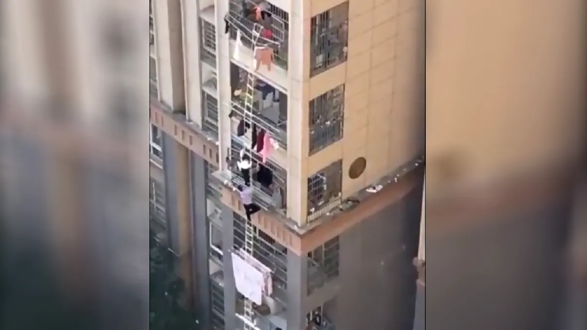 Imaginile disperării în Shanghai. Oamenii încearcă să „evadeze” dintr-un bloc-turn cu o scară improvizată