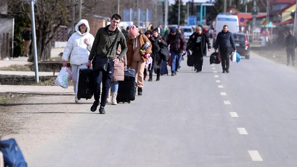 Trupele ruse au furat un camion cu ajutoare venit din România către Ucraina. Șoferul a scăpat cu viață