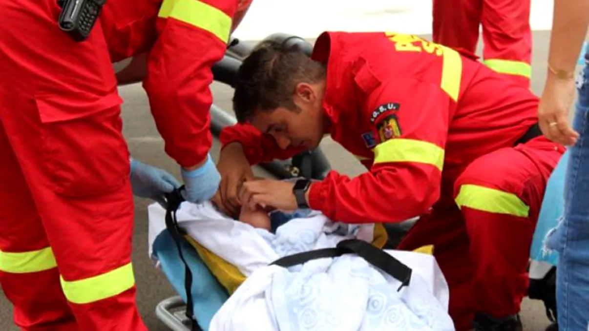 Un copil a căzut de la etajul 3 al unui bloc din București