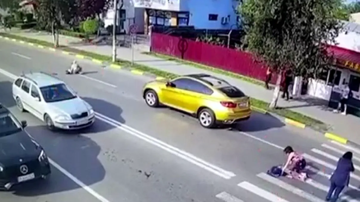 Două adolescente din Galați au fost călcate cu mașina pe trecerea de pietoni. Camerele au surprins tot momentul