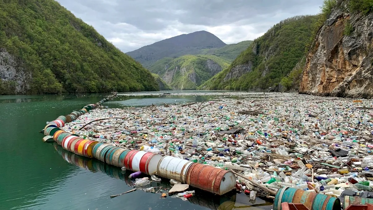 VIDEO Enzima care „mănâncă” plasticul în câteva ore: cum au reușit cercetătorii să o creeze