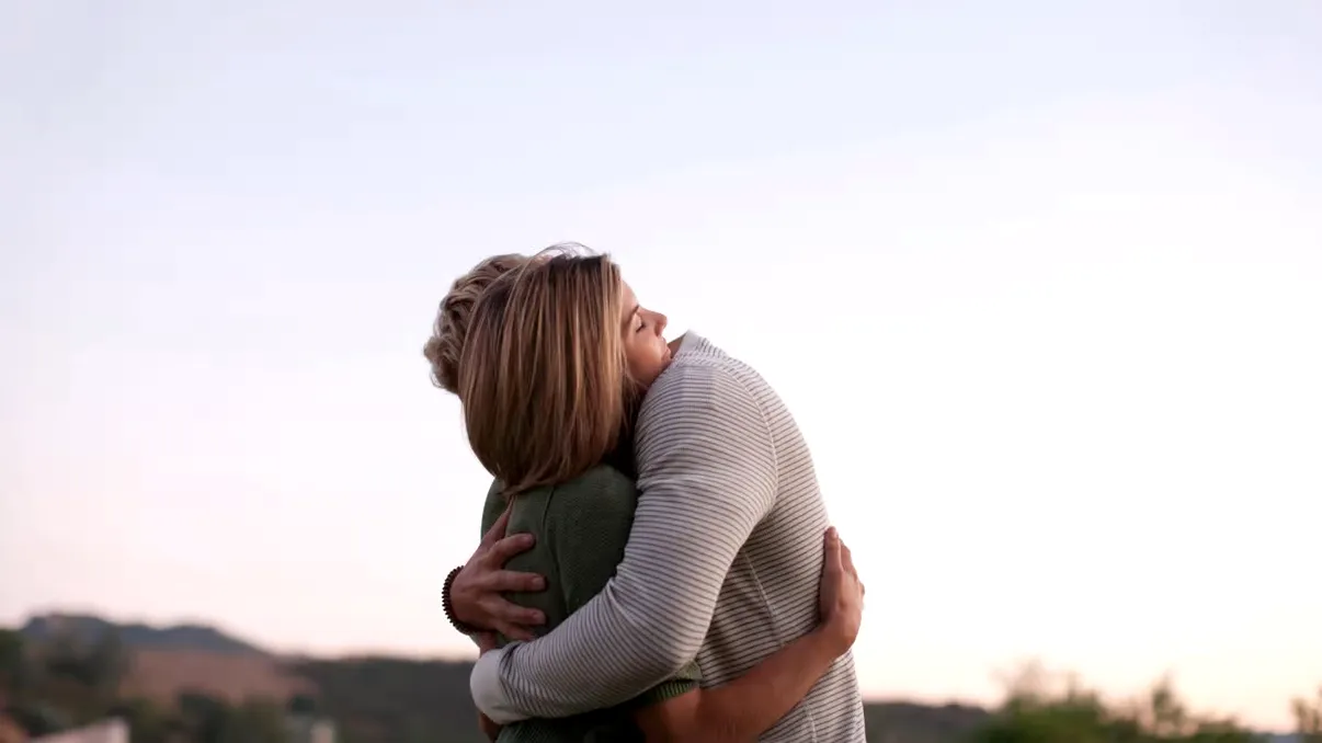 De ce se simt atât de bine îmbrățișările, ținerea de mână și mângâierea: ce au descoperit oamenii de știință despre circuitul creierului