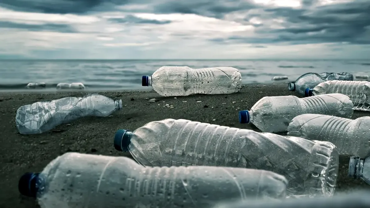 O nouă enzimă a stabilit un record de viteză pentru descompunerea plasticului: ce înseamnă asta pentru viitorul planetei