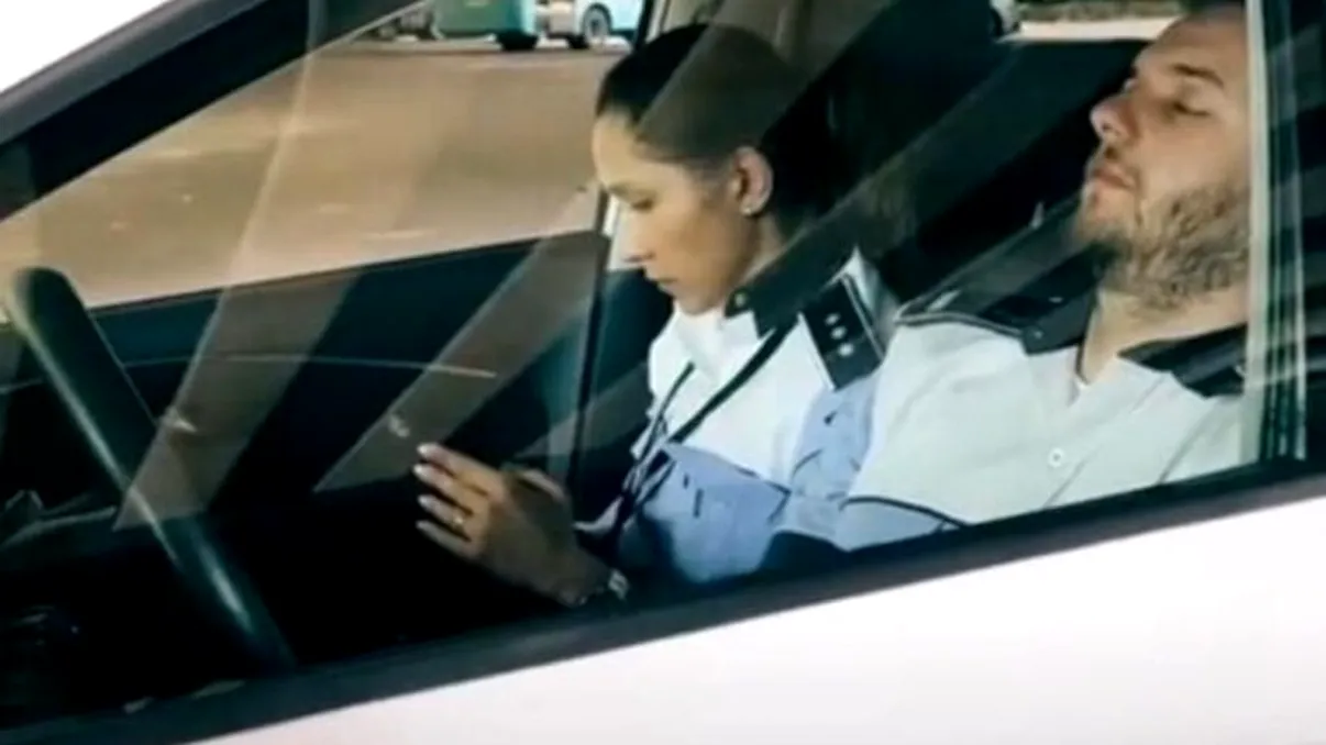 Un polițist din Capitală, surprins în timp ce dormea în mașina de serviciu. Ce explicație a dat ofițerul