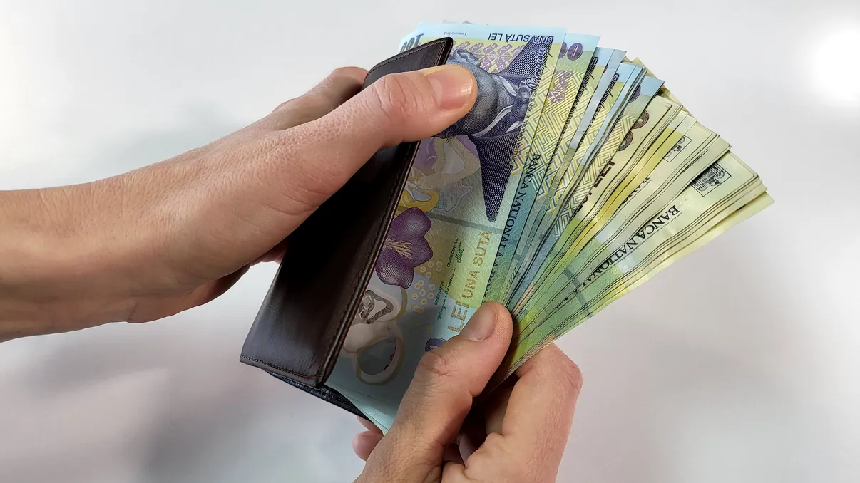 Se întâmplă cu salariul minim în România, iar decizia vine de la Bruxelles: cum se va calcula