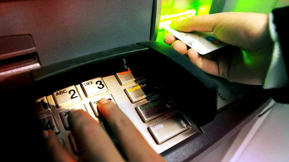 Ce se întâmplă dacă tastezi codul pin invers la bancomat, de fapt: adevărul despre gestul de la ATM