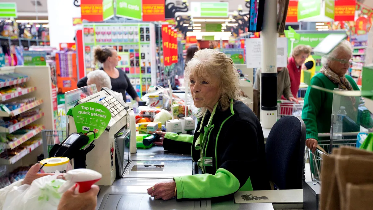 Vestea bună pentru românii care muncesc după vârsta de pensionare: ce se întâmplă cu contribuțiile sociale, impozitul la stat