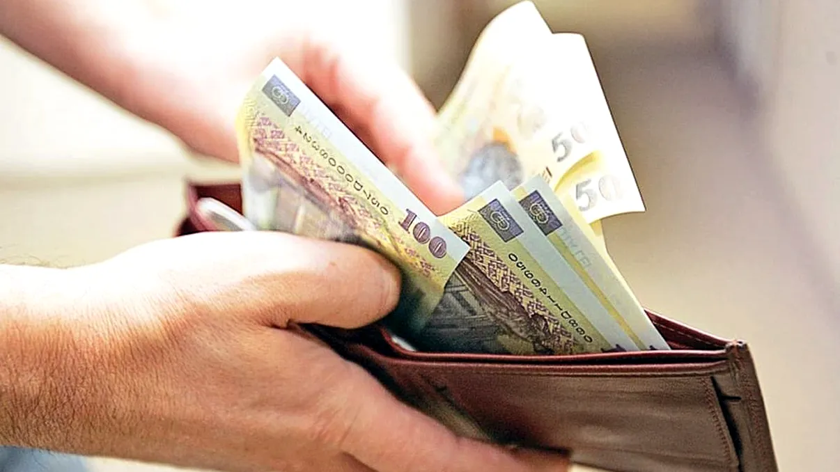 Cresc iar lefurile. Salariul minim, calculat pe oră, devine mai generos. Cine sunt românii norocoși