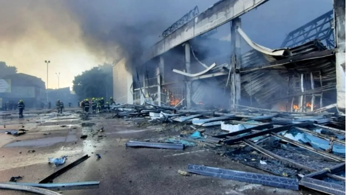 Momentul teribil în care rachetele lovesc mall-ul din centrul Ucrainei. Oamenii sar în lac, în timp ce alții fug disperați