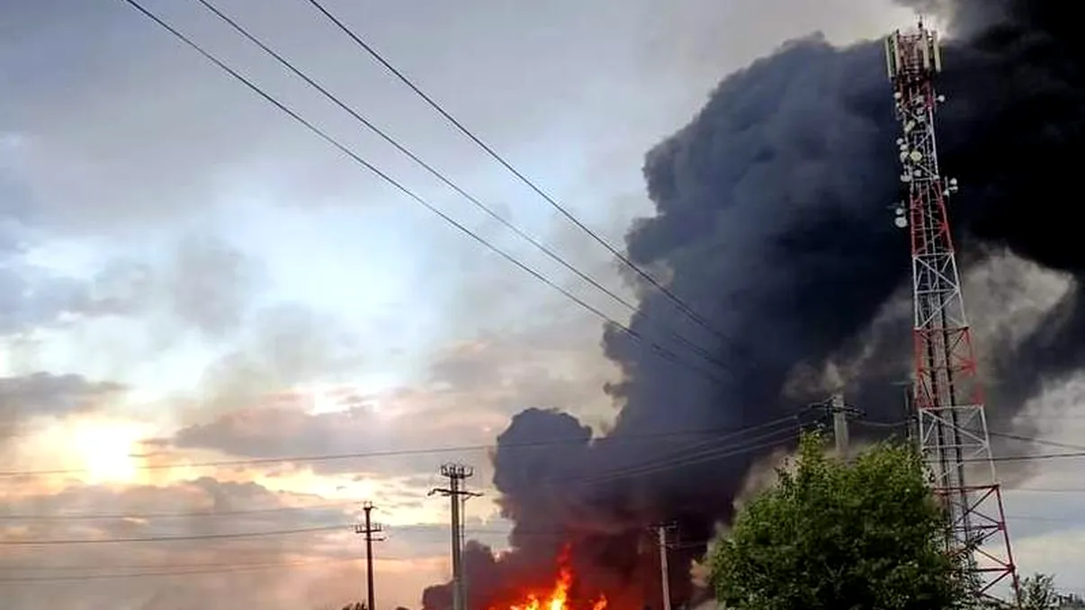 Incendiul de la depozitul din Pitești a fost stins, după 20 de ore