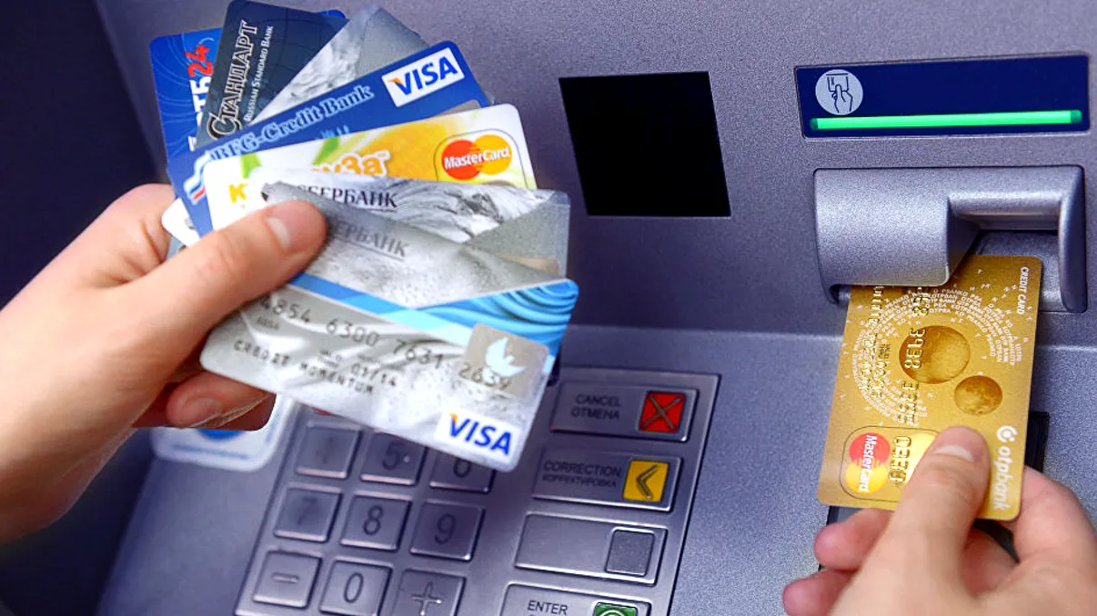 De ce ai card cu cifrele în relief, de credit sau debit. Care este diferența dintre cel ”normal” și cel embosat